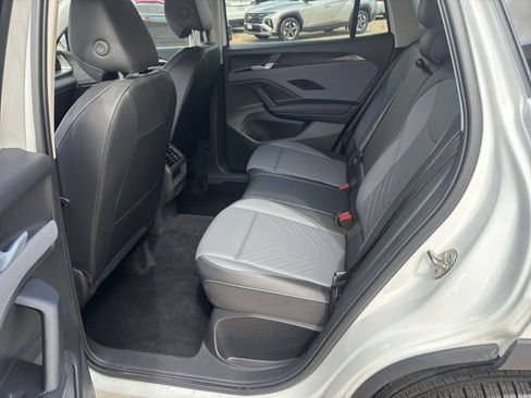 Used 2026 Volkswagen Tiguan SE AWD/4WD image 28