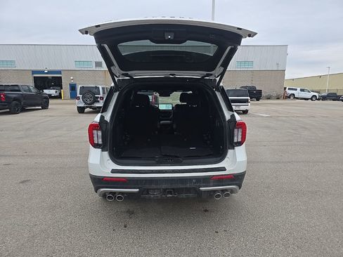 Used 2025 Ford Explorer Platinum w/ Ultimate Package image 5