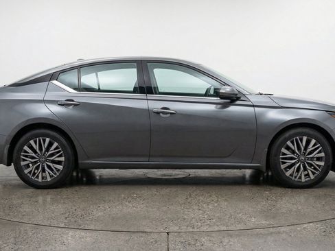 Used 2025 Nissan Altima 2.5 SV FWD image 11
