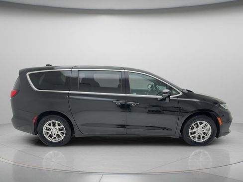 Used 2025 Chrysler Pacifica Select FWD image 4