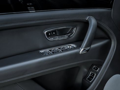 Used 2020 Bentley Bentayga AWD/4WD image 17