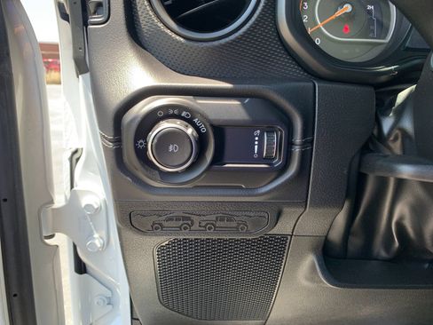 Used 2025 Jeep Wrangler Unlimited Rubicon AWD/4WD image 31