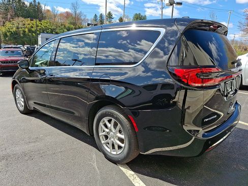 New 2026 Chrysler Pacifica Select image 4