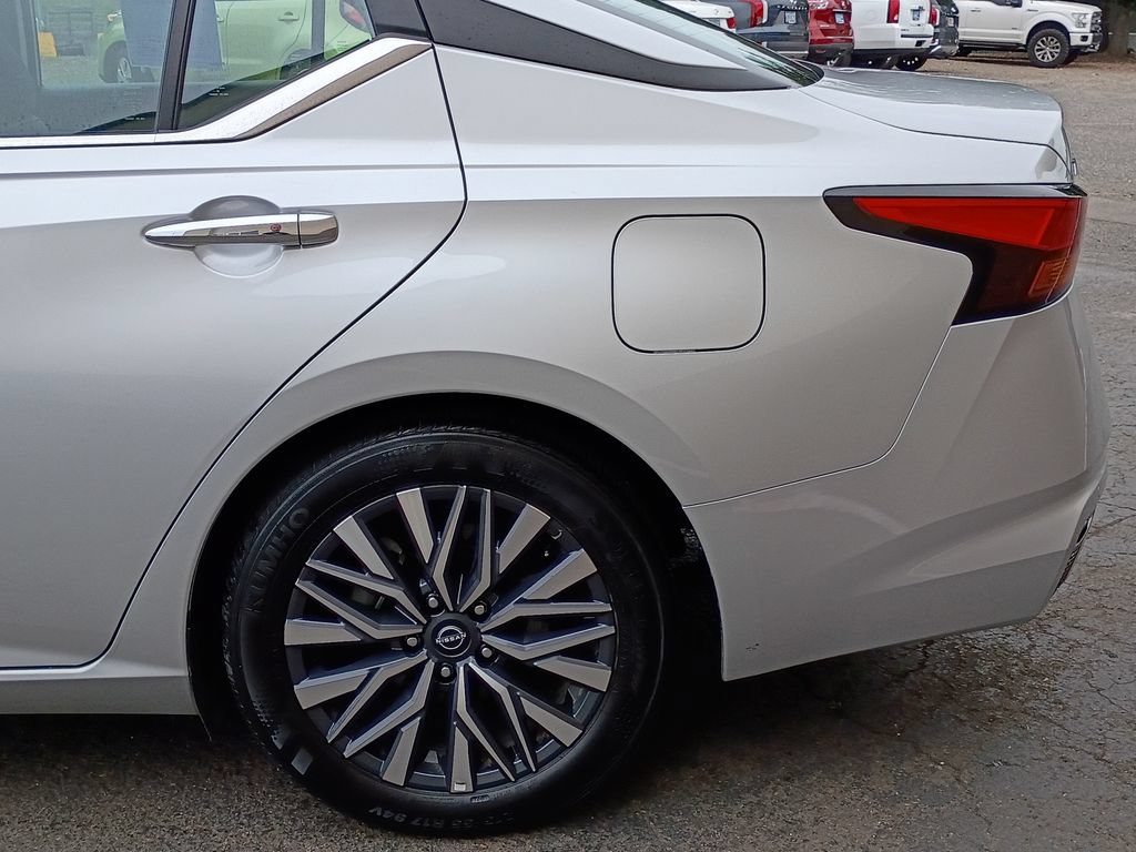 Used 2025 Nissan Altima 2.5 SV FWD image 8