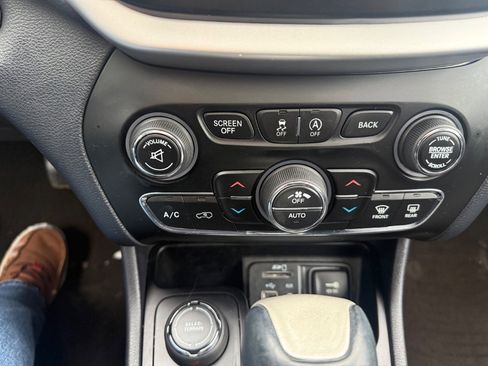 Used 2015 Jeep Cherokee Limited image 16