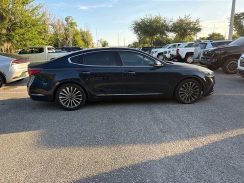 Used 2017 Kia Cadenza Premium w/ Luxury Package FWD image 6