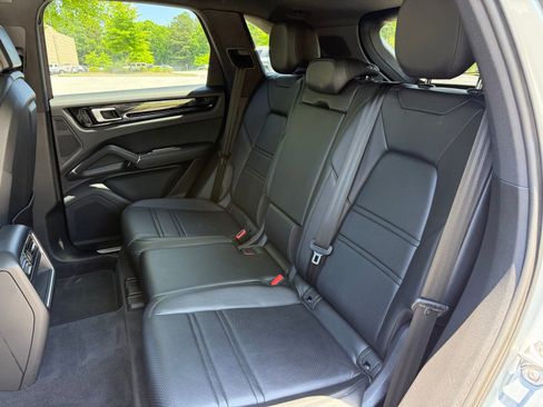 Used 2020 Porsche Cayenne AWD/4WD image 40