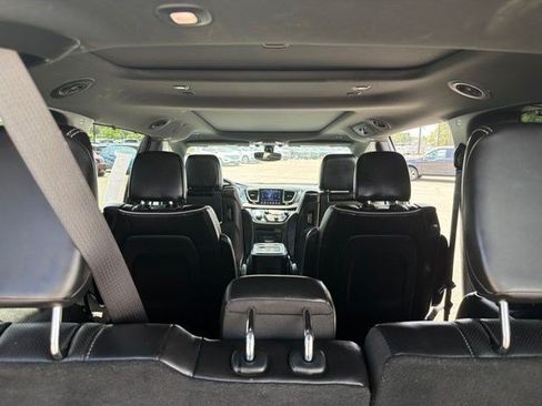 Used 2018 Chrysler Pacifica Limited w/ S Appearance Package FWD image 18