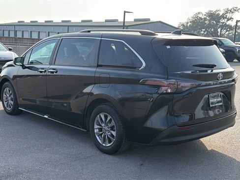 Used 2024 Toyota Sienna XLE image 3