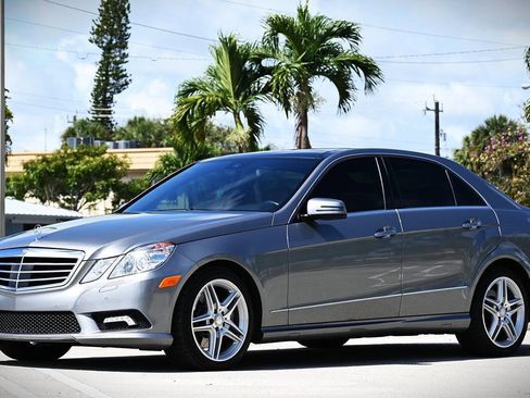 Used 2011 Mercedes-Benz E 550 4MATIC Sedan image 4