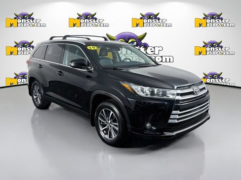 Used 2019 Toyota Highlander XLE AWD/4WD image 3
