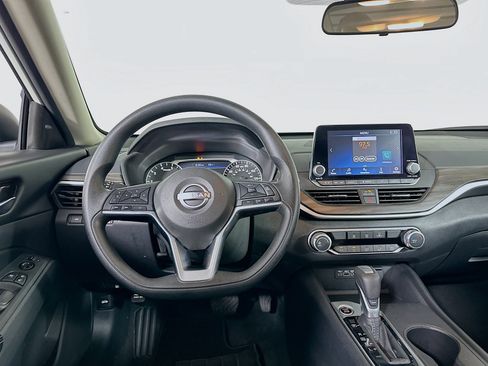 Used 2025 Nissan Altima 2.5 SV image 17