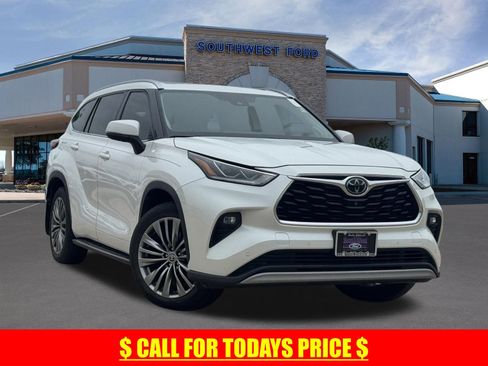 Used 2021 Toyota Highlander Platinum AWD/4WD image 1