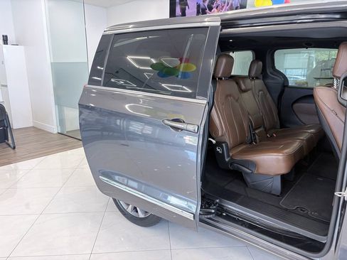 Used 2020 Chrysler Pacifica Limited w/ Tire & Wheel Group FWD image 21