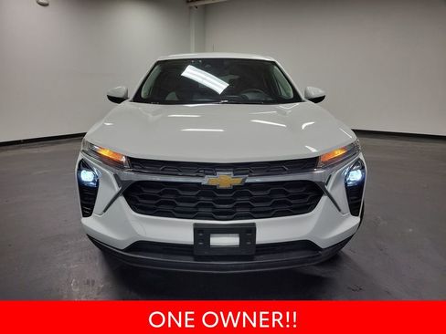 Used 2025 Chevrolet Trax LS w/ LS Convenience Package image 3