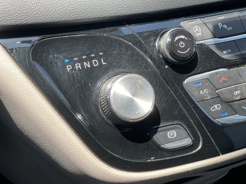 Used 2023 Chrysler Pacifica Touring-L FWD image 24
