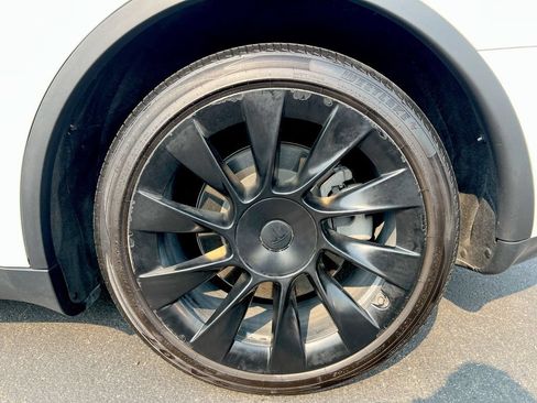 Used 2021 Tesla Model Y Long Range AWD/4WD image 26