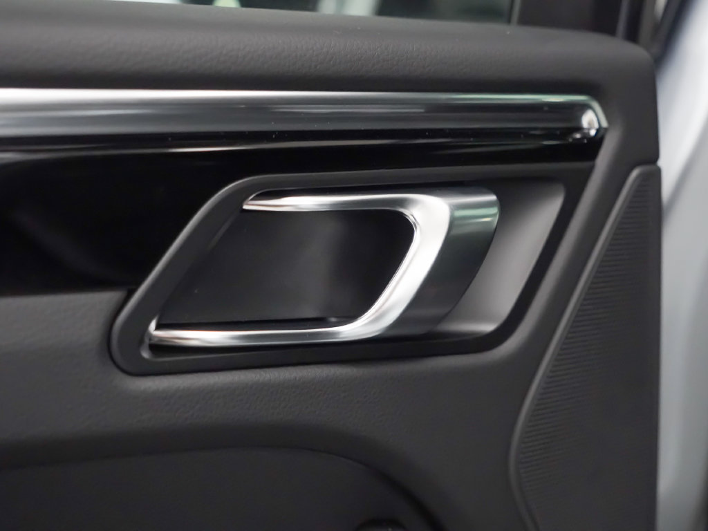 Certified 2026 Porsche Macan AWD/4WD image 15