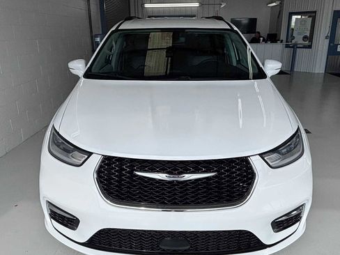 Used 2022 Chrysler Pacifica Touring-L FWD image 2