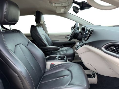 Used 2024 Chrysler Pacifica Touring-L FWD image 24