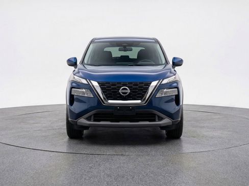 Used 2025 Nissan Rogue SV image 2