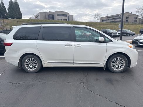 Used 2017 Toyota Sienna XLE Premium image 3