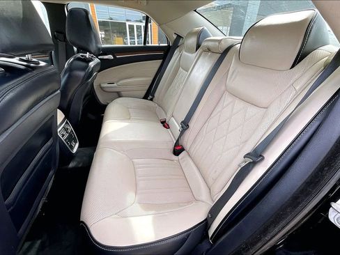 Used 2019 Chrysler 300 C w/ Safetytec Plus Group image 26