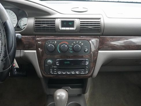 Used 2005 Chrysler Sebring Limited w/ Electronics Convenience Group image 16