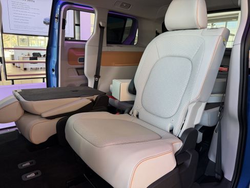 New 2025 Volkswagen ID. Buzz 1st Edition image 15