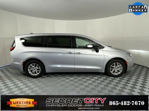 Used 2024 Chrysler Pacifica Touring-L image 8