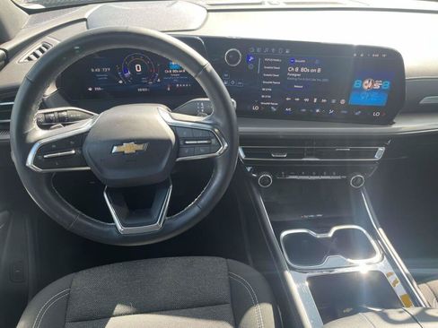 Used 2025 Chevrolet Traverse LT FWD image 2