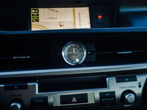 Used 2017 Lexus ES 300h w/ Luxury Package image 25