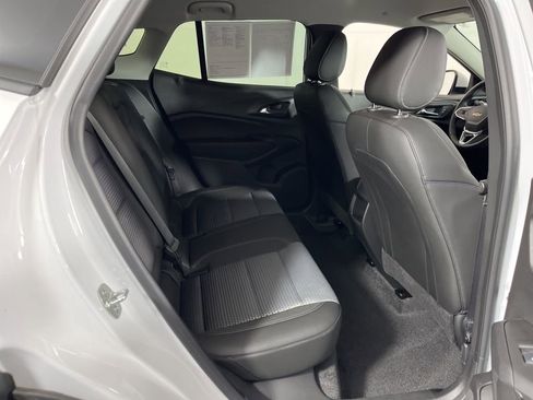 Used 2025 Chevrolet Trax LT w/ LT Convenience Package image 12