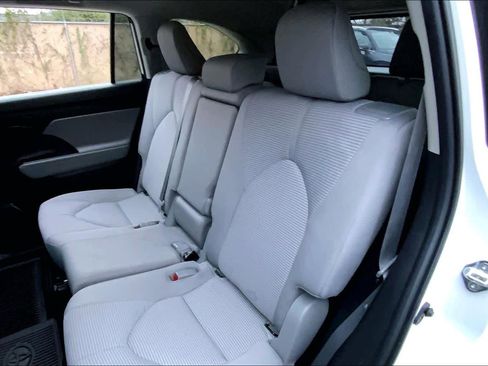 Used 2023 Toyota Highlander L image 18