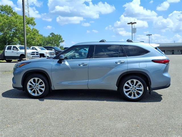 Used 2021 Toyota Highlander Limited AWD/4WD image 3