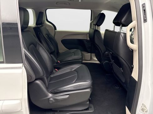 Used 2024 Chrysler Pacifica Limited FWD image 18