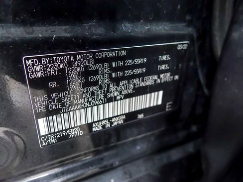 Used 2022 Toyota Venza XLE image 27