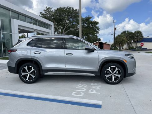 New 2025 Volkswagen Tiguan SE image 2