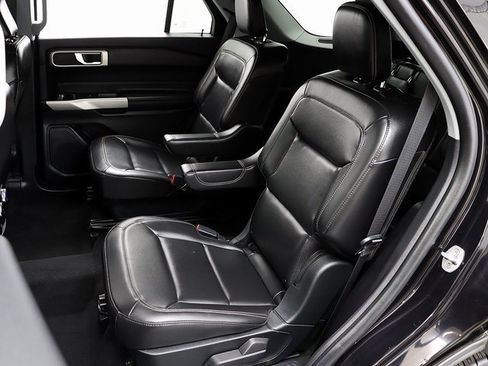 Used 2022 Ford Explorer XLT w/ Equipment Group 202A image 11