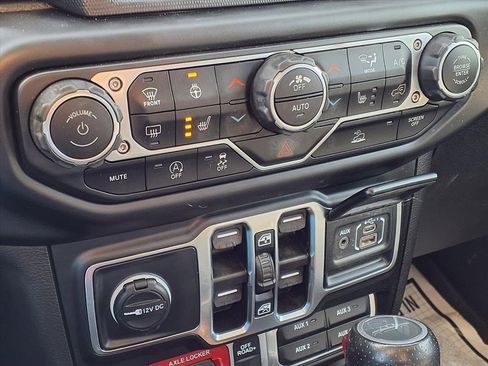 Used 2023 Jeep Gladiator Mojave w/ Cold Weather Group image 15