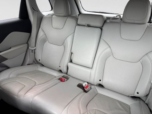 Used 2019 Jeep Cherokee Limited AWD/4WD image 13