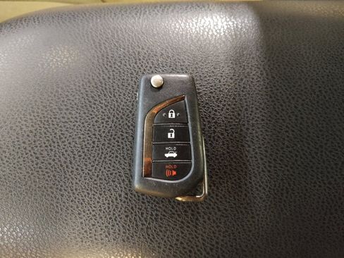 Used 2021 Toyota Camry LE image 32