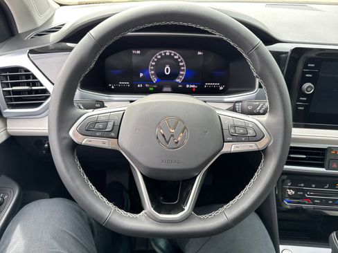 Used 2025 Volkswagen Taos SE FWD image 10