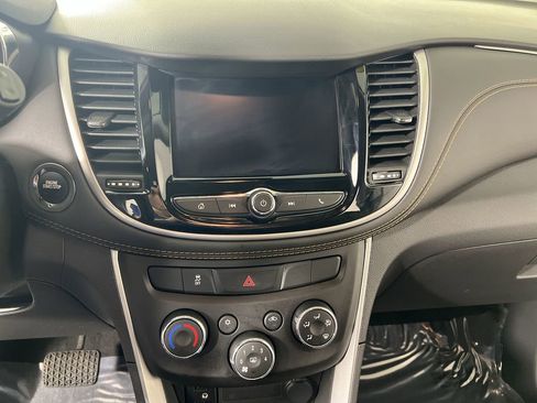 Used 2022 Chevrolet Trax LT w/ LT Convenience Package image 12