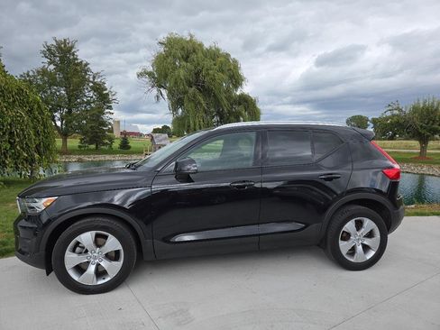 Used 2021 Volvo XC40 T4 Momentum FWD image 2