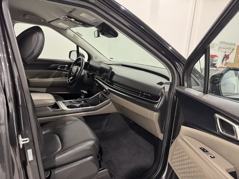 Used 2025 Kia Carnival FWD image 23