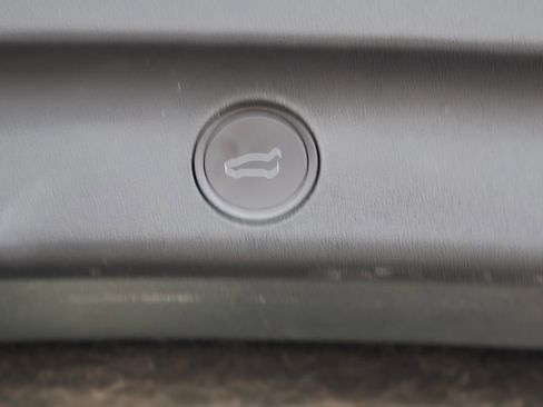 Used 2023 Tesla Model Y Performance image 11