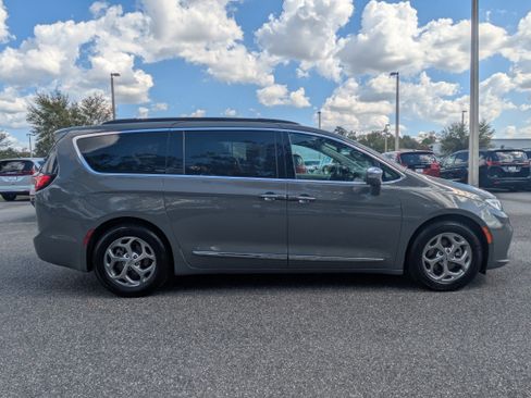 Used 2022 Chrysler Pacifica Limited image 31
