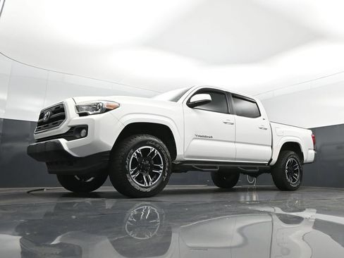 Used 2016 Toyota Tacoma SR5 w/ Towing Package image 39