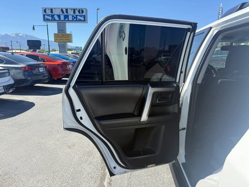 Used 2018 Toyota 4Runner SR5 AWD/4WD image 19